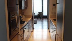 Een moderne keuken met houten kastjes en een centraal eiland.