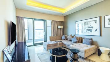 Huoneisto, kaupunkinĂ€köala | Oleskelualue | 64âtuumainen LED-televisio, jossa digitaalikanavat