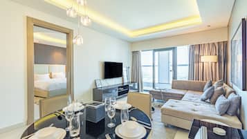 Apartamento, vistas a la ciudad | Zona de estar | Televisión LED de 64 pulgadas con canales digitales