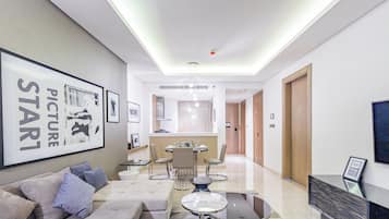 Huoneisto, kaupunkinĂ€köala | Oleskelualue | 64âtuumainen LED-televisio, jossa digitaalikanavat