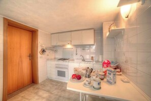 Private kitchen - Oasis of Relaxation in Sicily: Villa with Pool and Tennis Court between Sea and Nature (Avola)