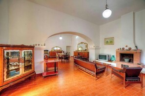 TV - Oasis of Relaxation in Sicily: Villa with Pool and Tennis Court between Sea and Nature (Avola)
