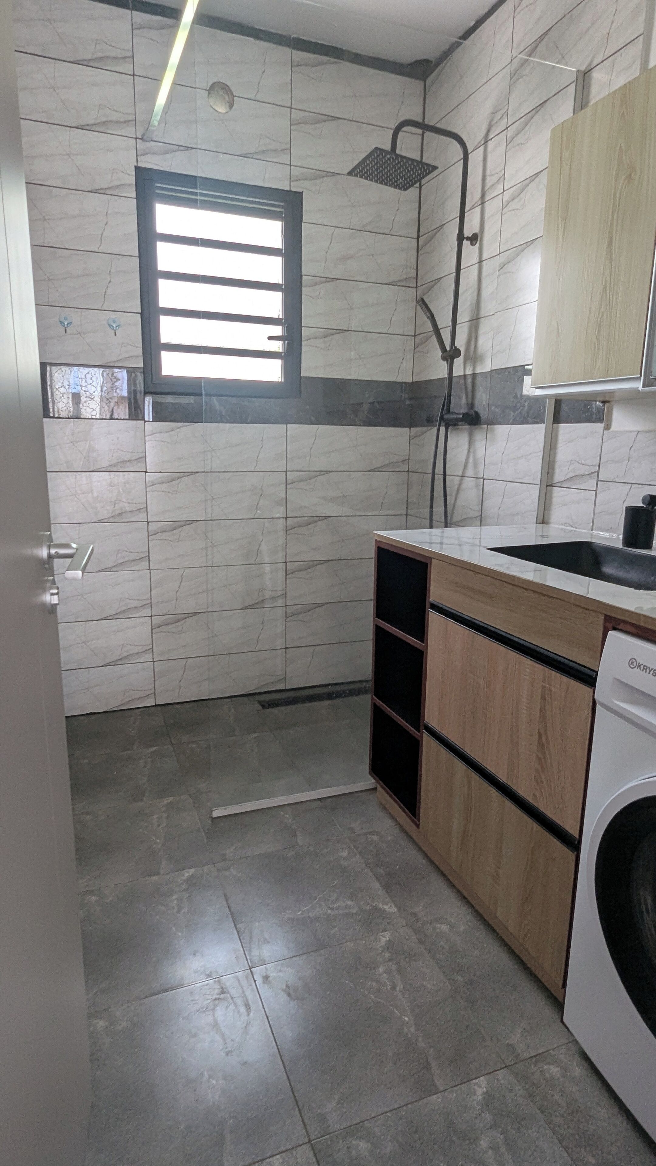 Regadera, toallas, jabón, papel de baño 