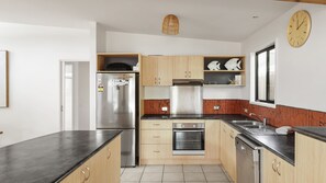 Refrigerador, microondas, horno, placa de cocina