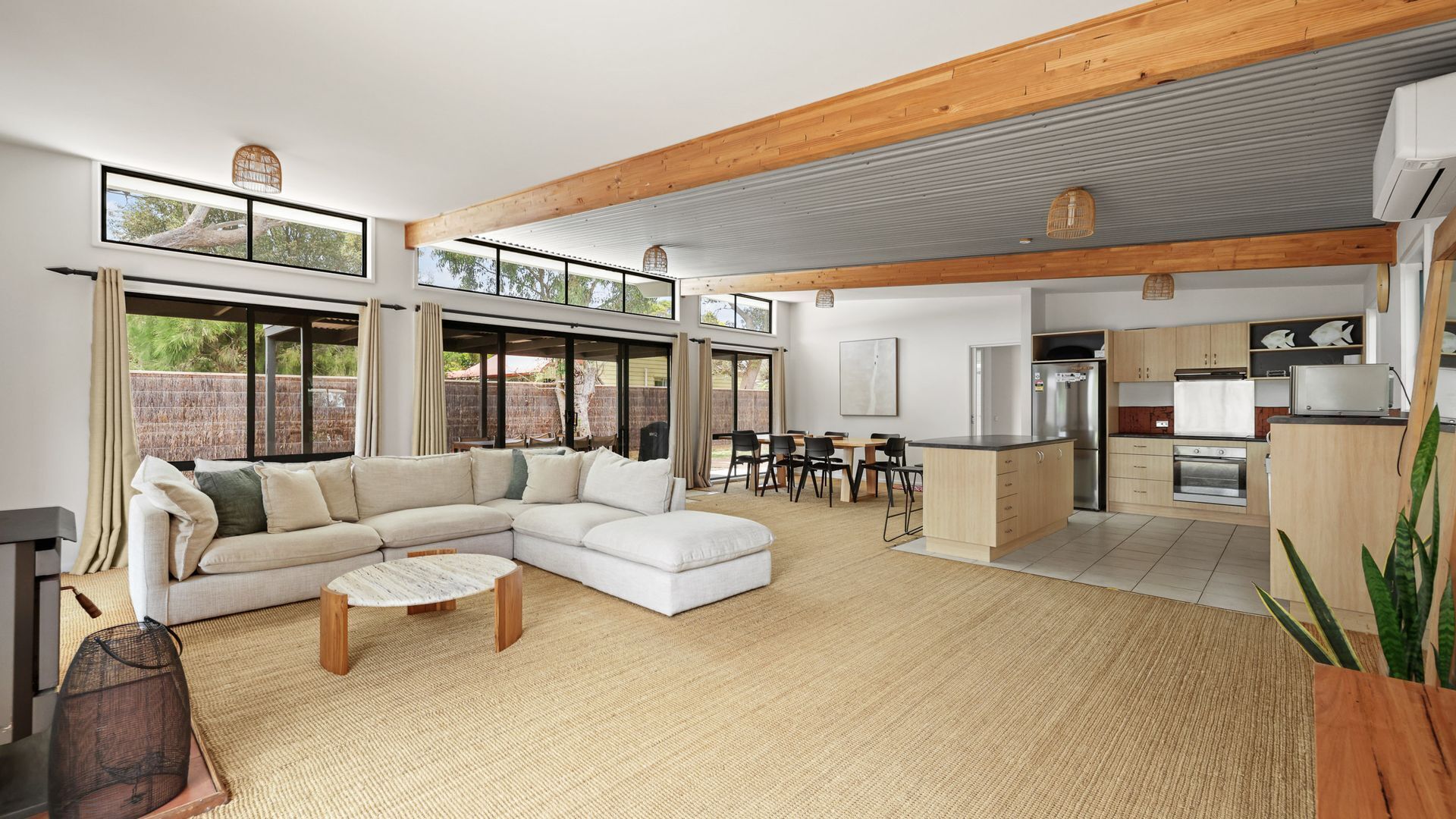 Televisión, chimenea, libros