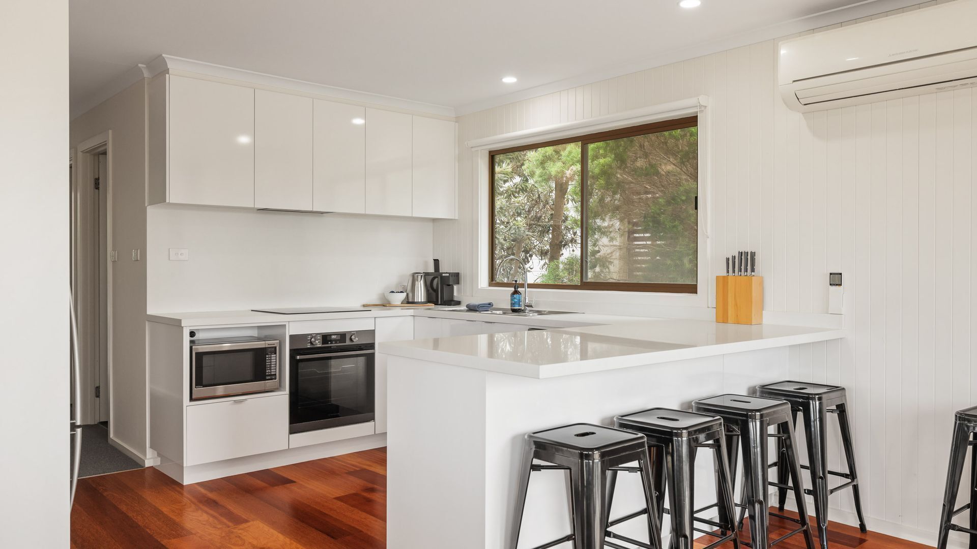 Frigorífico, microondas, horno y placa de cocina