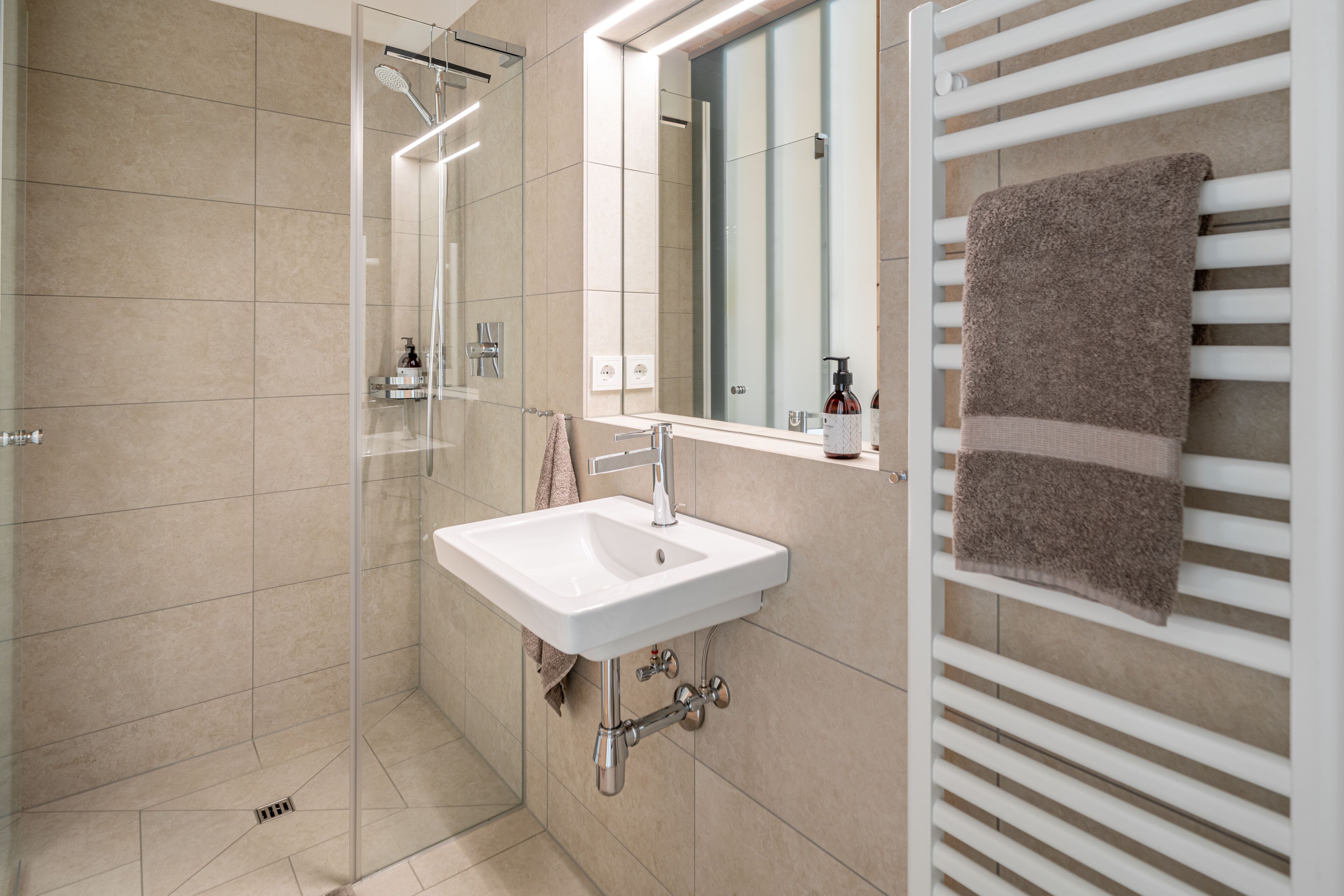 Haartrockner, Fußbodenheizung (Badezimmer), Handtücher, Seife
