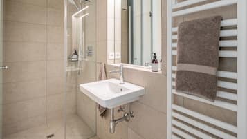 Haartrockner, Fußbodenheizung (Badezimmer), Handtücher, Seife