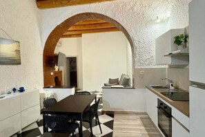 Fridge, oven, stovetop, electric kettle