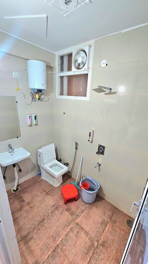 Phòng đôi Superior, ban công, quang cảnh thành phố | Phòng tắm | Buồng tắm vòi sen, đồ dùng nhà tắm miễn phí, khăn tắm, xà phòng 