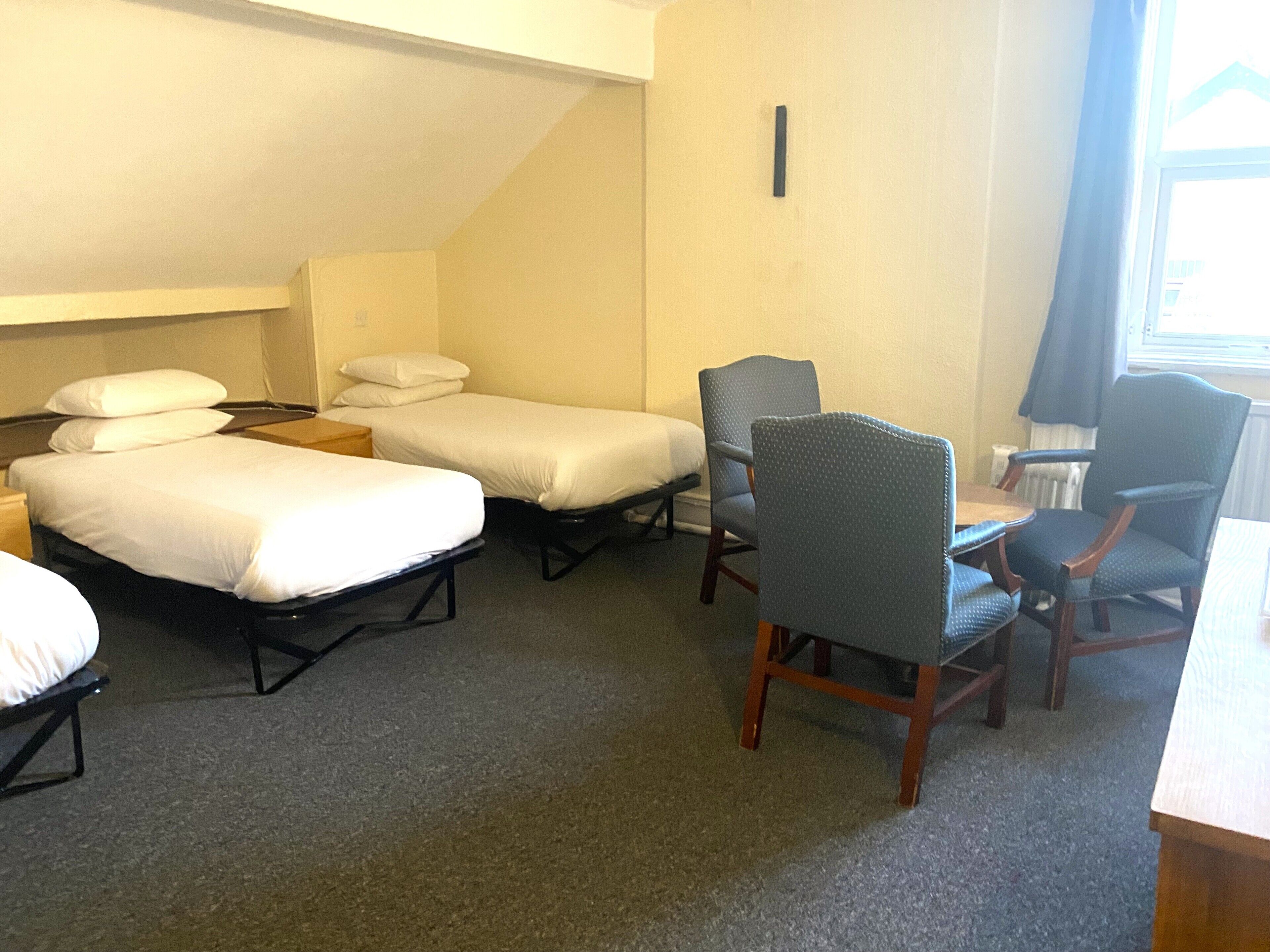 Triple Room | Desk, free WiFi