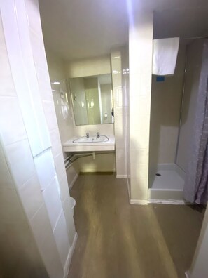 Standard-Zweibettzimmer | Badezimmer