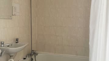 Dusj, håndklær, såpe og sjampo