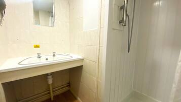 Dusj, håndklær, såpe og sjampo