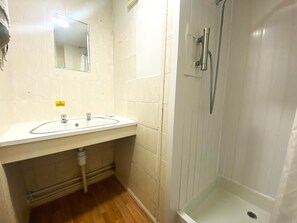 Shower, towels, soap, shampoo - Hotel 346 (Manchester)