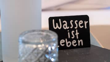 Schreibtisch, laptopgeeigneter Arbeitsplatz, Verdunkelungsvorhänge