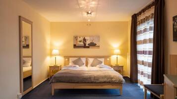 Habitación doble, vista al jardín | Escritorio, espacio para trabajar con laptop y cortinas blackout