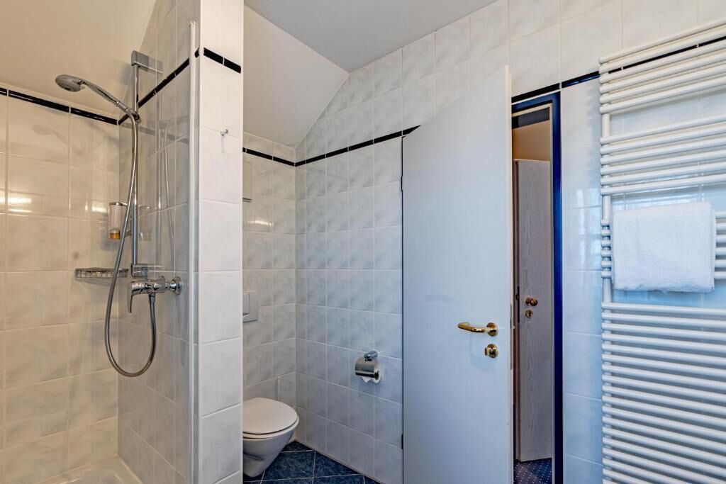 Chambre Double, vue jardin | Salle de bain | Douche, sèche-cheveux, serviettes fournies, savon