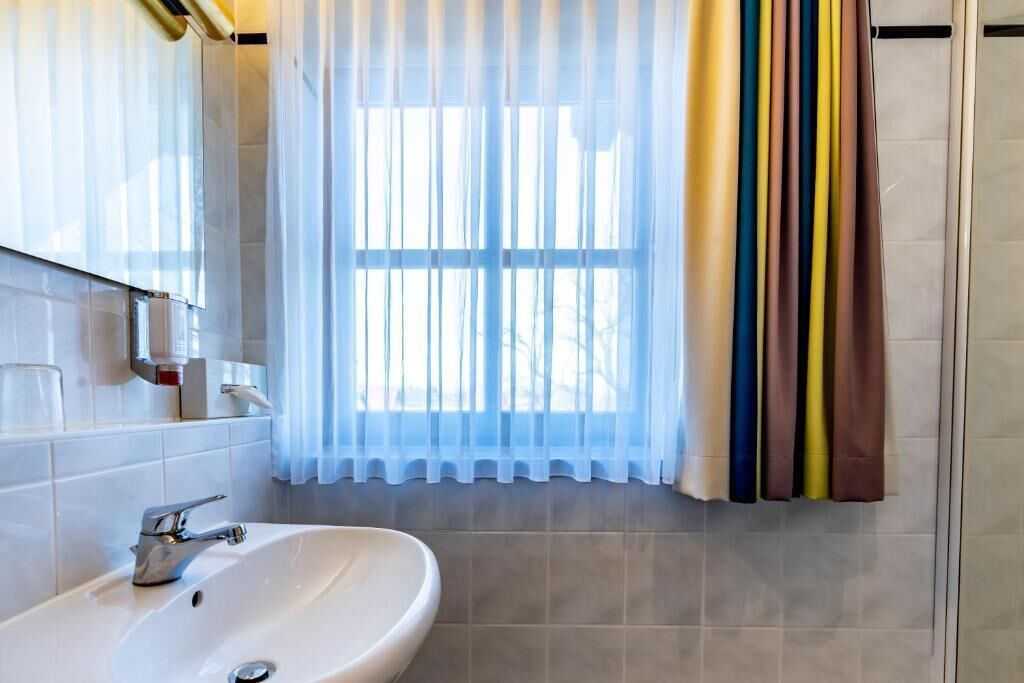 Habitación doble, vista al jardín | Baño | Regadera, secadora de cabello, toallas, jabón 