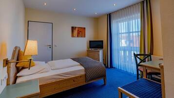 Chambre Simple, vue jardin | Bureau, espace de travail pour ordinateur portable, rideaux occultants