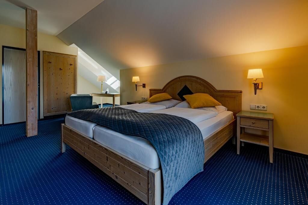 Tweepersoonskamer, uitzicht op tuin | Een bureau, een laptopwerkplek, verduisterende gordijnen