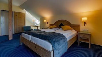 Tweepersoonskamer, uitzicht op tuin | Een bureau, een laptopwerkplek, verduisterende gordijnen