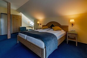 Doppelzimmer, Gartenblick | Schreibtisch, laptopgeeigneter Arbeitsplatz, Verdunkelungsvorhänge