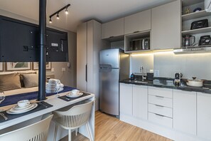 Refrigerador, microondas, cafetera y tetera y tetera eléctrica 