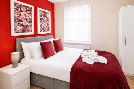 3 bedrooms, iron/ironing board, free WiFi, bed sheets. Cosy 3-Bed House in the Heart of Newport, Sleeps 7