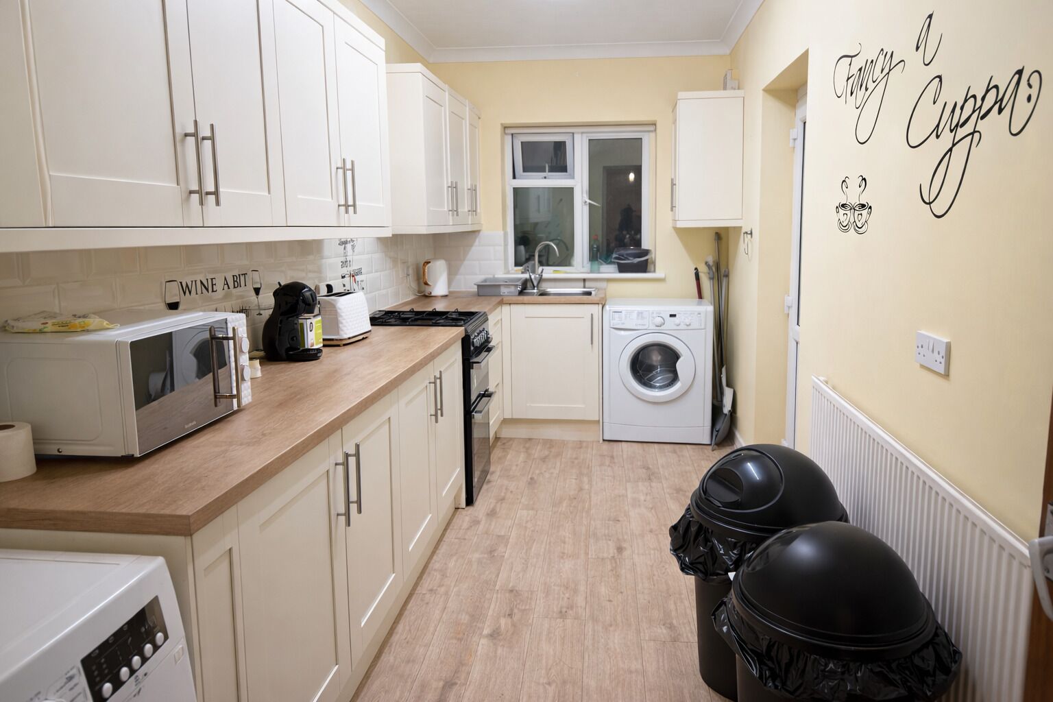 Jääkaappi, mikroaaltouuni, uuni, liesi