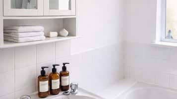 Secadora de cabello, toallas, shampoo, papel de baño