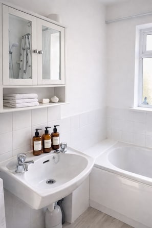 SĂšche-cheveux, serviettes fournies, shampoing, papier toilette