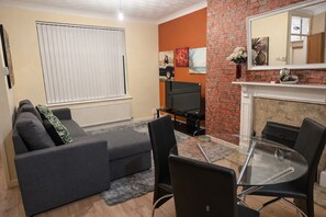 Living area - Cosy 3-Bed House in the Heart of Newport, Sleeps 7 (Newport)