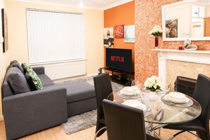 Living area - Stunning and Cosy 3 bed house (Newport)