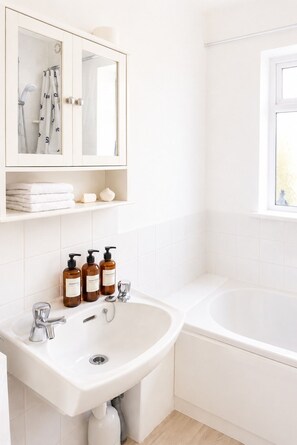Hair dryer, towels, shampoo, toilet paper - Stunning and Cosy 3 bed house (Newport)