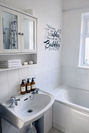 Secador de pelo, toallas, shampoo, papel higiénico