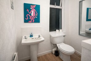 Een haardroger, handdoeken, shampoo, toiletpapier
