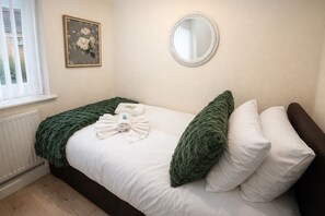 3 bedrooms, iron/ironing board, free WiFi, bed sheets - Cosy 3-Bed House in the Heart of Newport, Sleeps 7 (Newport)