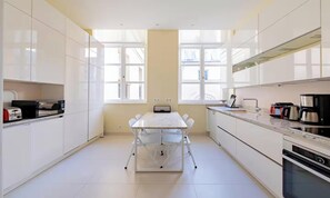Kühlschrank, Mikrowelle, Ofen, Geschirrspüler