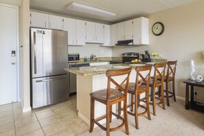 Interior - Honolulu Condo Stay w/ Balcony: Walk to Beaches! (Honolulu)