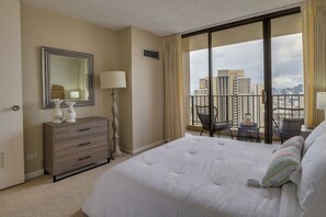 Interior - Honolulu Condo Stay w/ Balcony: Walk to Beaches! (Honolulu)