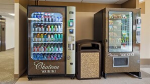 Zwei Getränkeautomaten mit der Aufschrift 'Chateau Waikiki' in einem Flur.
