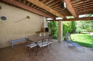 Outdoor dining - Les Volets Bleus - Provencal house with swimming pool (L'Isle-sur-la-Sorgue)