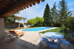 Outdoor dining - Les Volets Bleus - Provencal house with swimming pool (L'Isle-sur-la-Sorgue)
