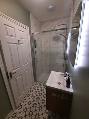 Shower, hair dryer, towels, soap - 2 Bedroom home in the heart of Doonbeg Village
 (Doonbeg)