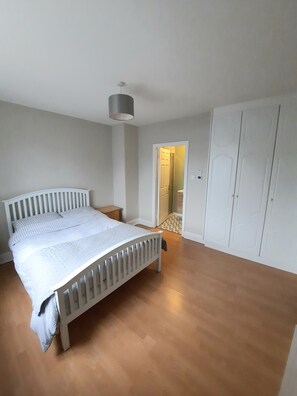 2 bedrooms, iron/ironing board, free WiFi, bed sheets - 2 Bedroom home in the heart of Doonbeg Village
 (Doonbeg)