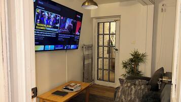 Shared Dormitory, 1 Bedroom, Smoking | Living room