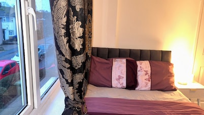 Room-attractive Guest Roomin Basildon wi