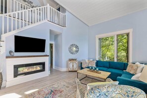 TV, fireplace - Keowee Oar House * Hot Tub * Pet Friendly * Kayaks (Oconee County)
