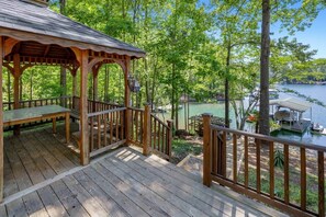 Outdoor dining - Keowee Oar House * Hot Tub * Pet Friendly * Kayaks (Oconee County)
